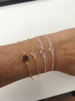 Armbånd med lille rund halvædelsten vedhæng